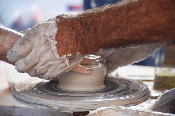 Los profesionales de la artesanía vuelven a las calles en la Festa de la Cerámica de Manises