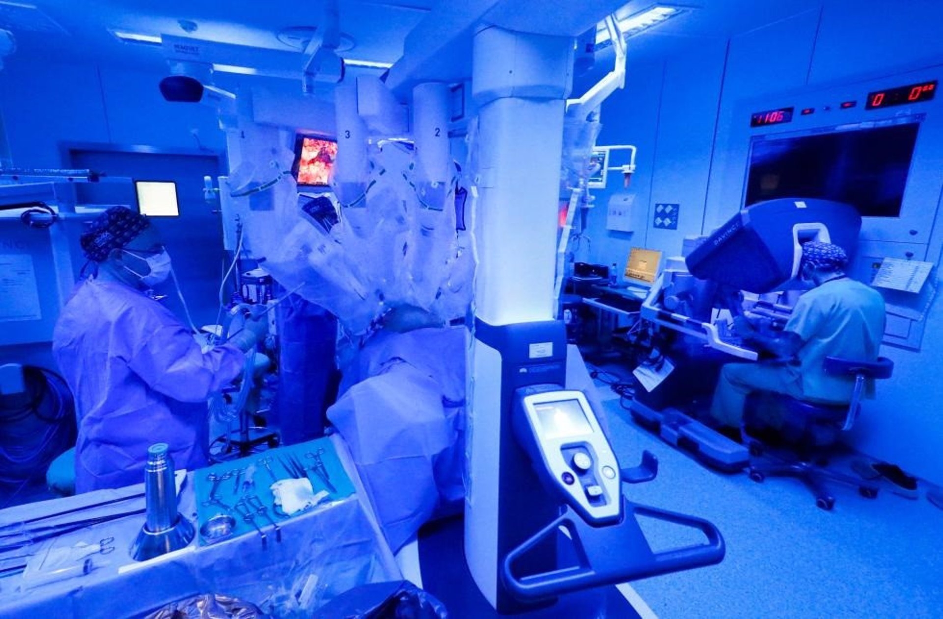 Sanidad adjudica por 13,5 millones de euros cinco equipos de cirugía robótica