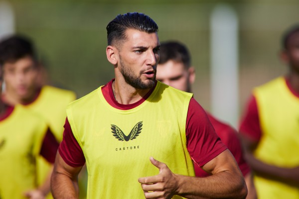 Rafa Mir aplaza su futuro con el Valencia en el horizonte