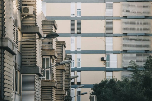 La compraventa de viviendas modera su caída en mayo al 6,4% y suma cuatro meses de retrocesos