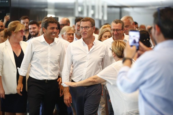 Feijóo felicita a Mazón tras ser investido: 