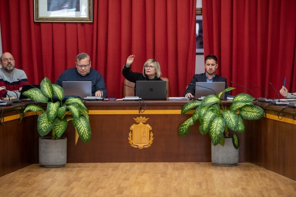 La alcaldesa de Santa Pola (PP) rebaja los sueldos por asistencias a plenos y comisiones tras las críticas 