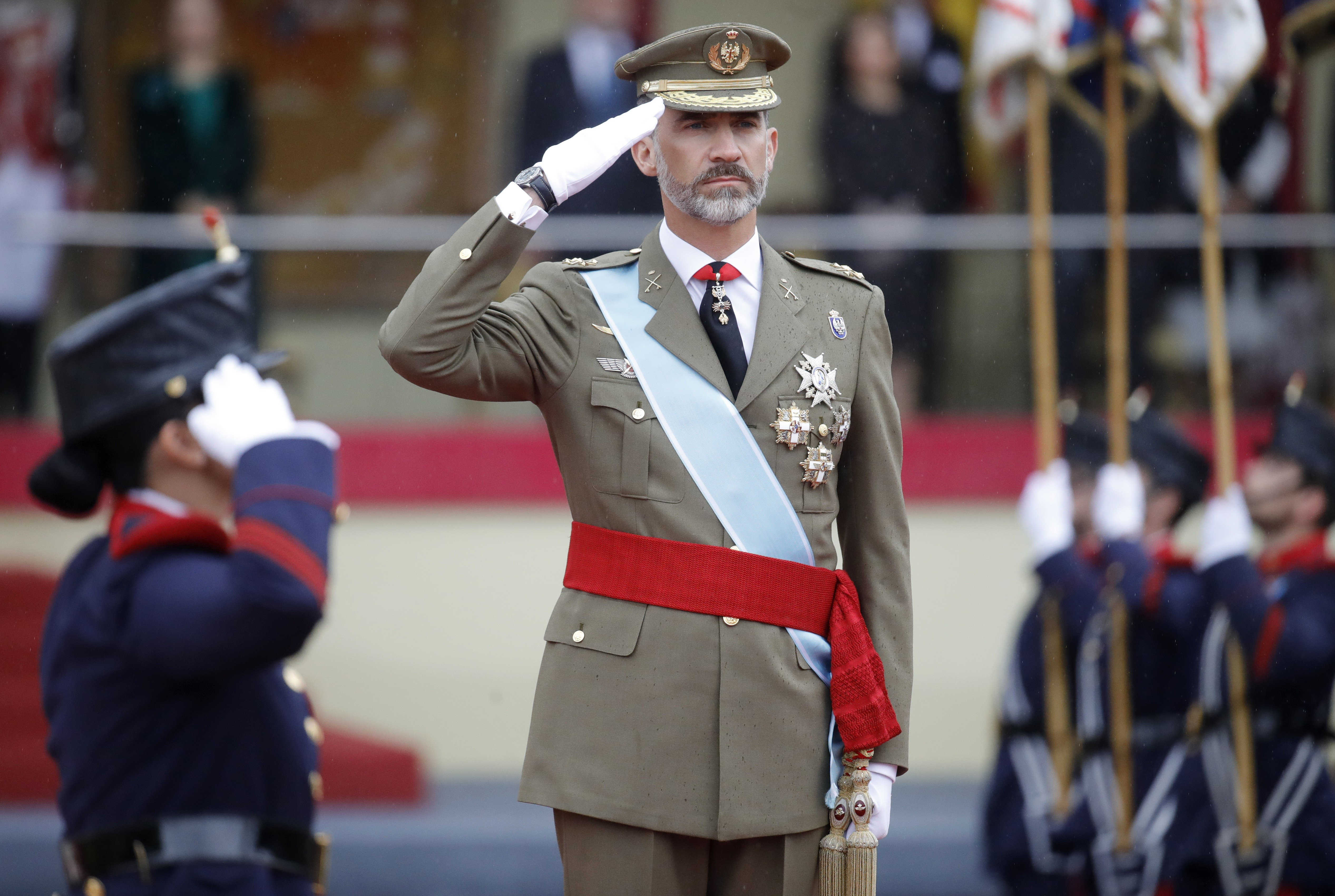 Los Reyes presiden el primer desfile de la Fiesta Nacional con un gobierno en funciones