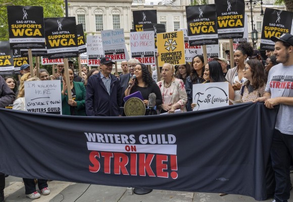 La huelga de actores en Hollywood se suma al paro de guionistas y colapsa la industria
