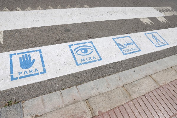Puçol adapta sus pasos de peatones para las personas con autismo