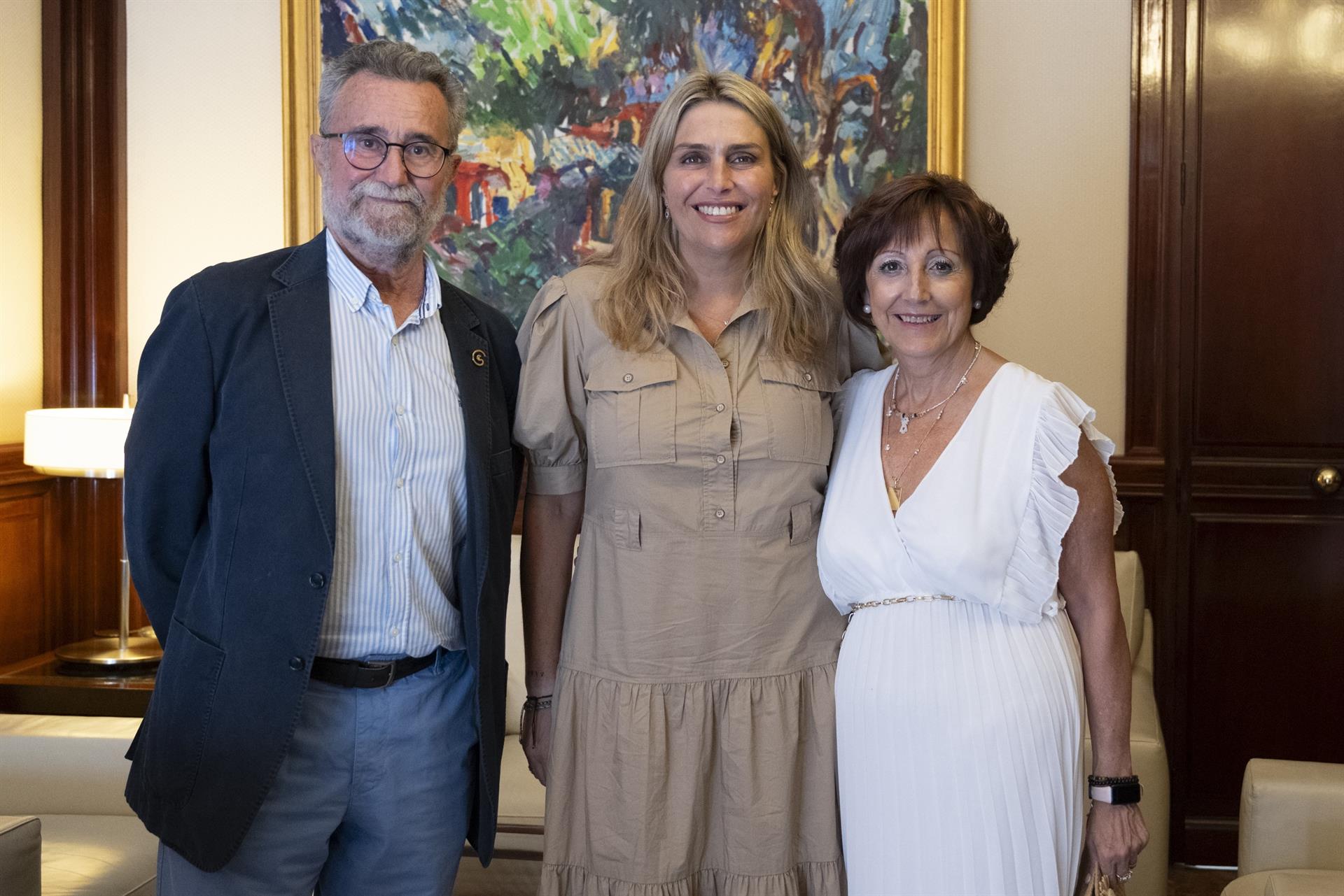 Diputación cede un vehículo a la Asociación Contra el Cáncer para el traslado de pacientes y sanitarios
