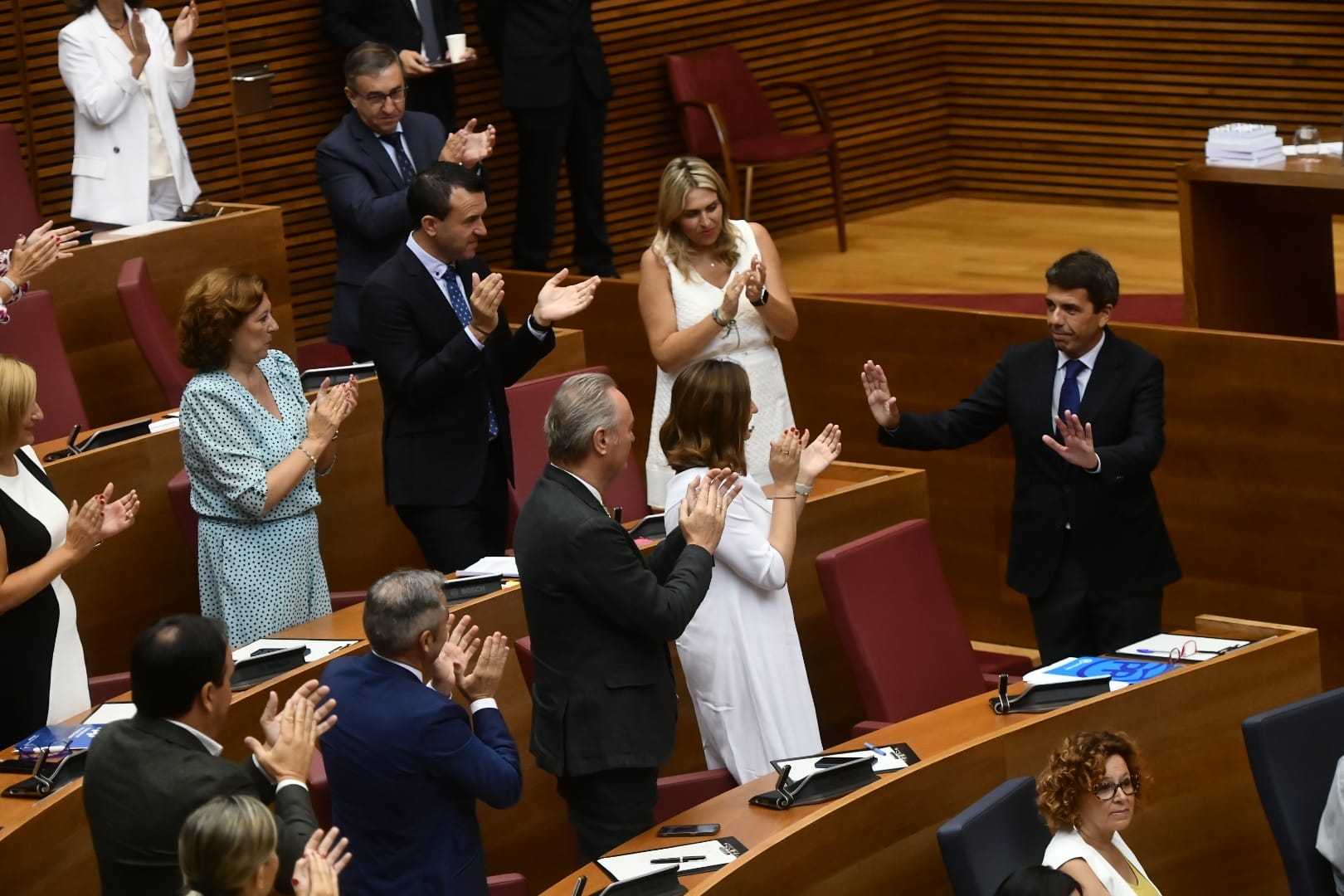 Carlos Mazón, aplaudido por la bancada del PP tras su discurso de investidura. Foto: KIKE TABERNER - 