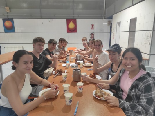 12 jóvenes participan en un campo de trabajo de verano en el centro Mare de Déu del Lledó 
