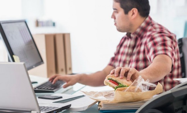 El 54% de la población trabajadora tiene sobrepeso u obesidad, según un estudio