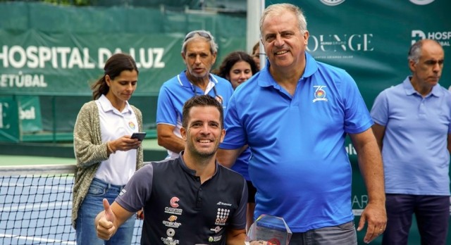 Kike Siscar gana en Setúbal su primer título del año y en Portugal también vence en dobles 