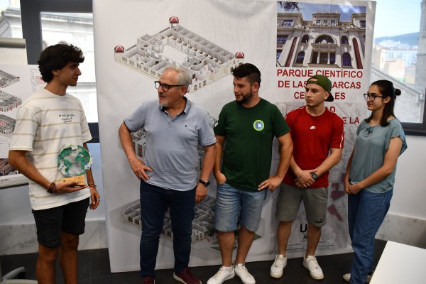 Un alumno del Campus de Alcoy de la UPV diseña mobiliario respetuoso con el medio ambiente