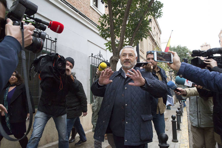  Miguel Domínguez, en el exterior de la comandancia de la Guardia Civil de Patraix - 