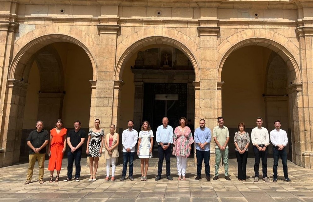 Ortolá, segundo por la derecha, con los ediles de PSPV, PP y Compromís en el Ayuntamiento de Castelló. - 
