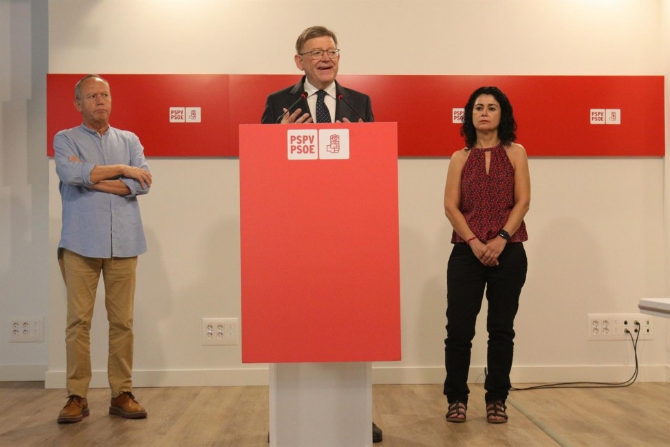 El secretario general de UGT-PV, Ismael Sáez; el 'president' de la Generalitat, Ximo Puig, y la secretaria general de CCOO PV, Ana García, en rueda de prensa - Foto: PSPV  - 