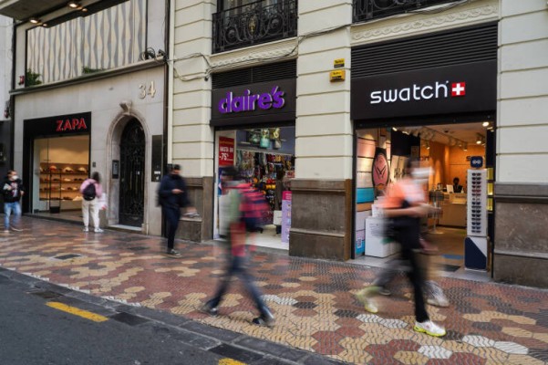 La tienda física resiste: el tráfico peatonal se recupera en el comercio de València 
