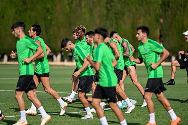 Los futbolistas del Elche empiezan a acusar en sus piernas el esfuerzo de los primeros entrenamientos