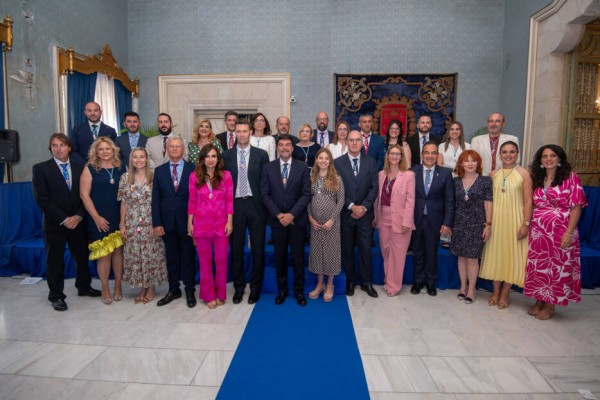 El PP de Alicante prima a Vox frente al PSOE en el reparto de asesores pese a tener el doble de ediles 