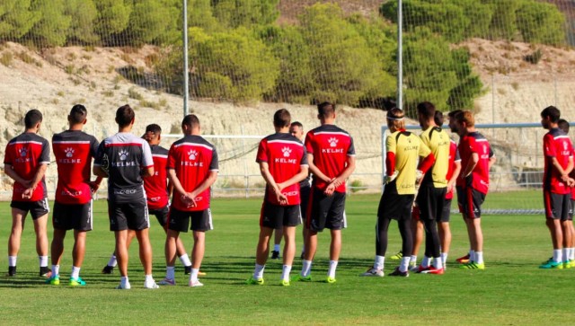 Pelegrín vuelve a los entrenamientos y puede reaparecer ante el Zaragoza