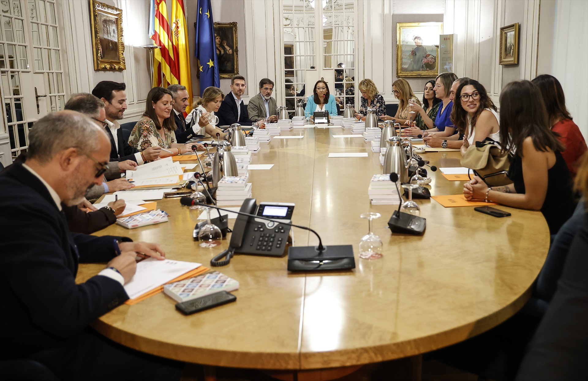 Todos los partidos de Les Corts tendrán presidencias de comisiones 