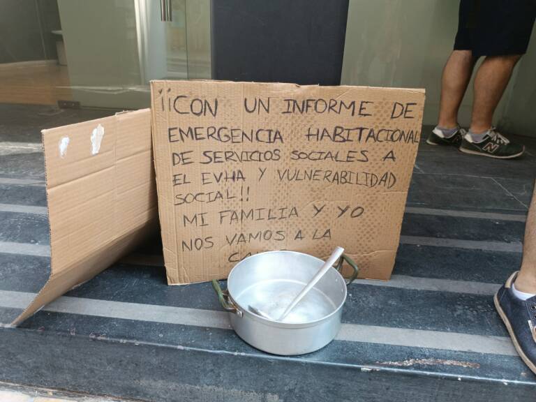 Movilización frente al desahucio de una vivienda de Alicante con inquilinos comprada por un fondo