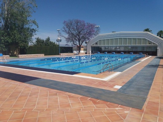 Riba-roja de Túria permite a sus vecinos entrar gratis a la piscina municipal ante la ola de calor