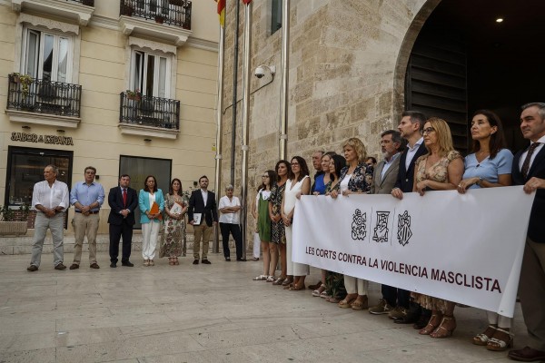 Les Corts se concentran contra la violencia machista con Vox fuera de la pancarta