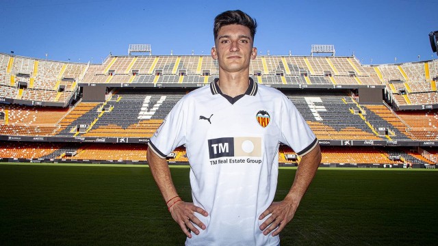 Tras tres años y una veintena de nombres... por fin el Valencia CF ficha un '6'