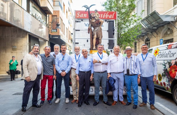Más de 800 transportistas y 300 cabezas tractoras recorren València para celebrar San Cristóbal 