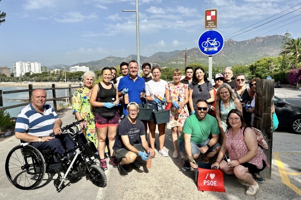 El PSPV organiza una ''brigada de limpieza'' para retirar las pegatinas con consignas contra Sánchez