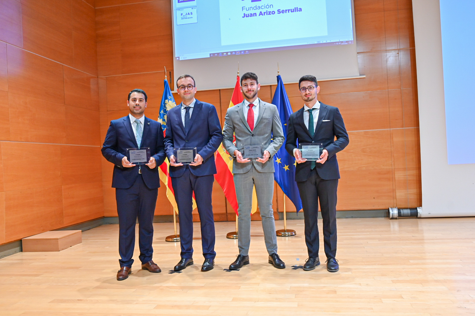 Premiado y accésits en un momento de la gala. Foto: ROBERTO ROCA - 