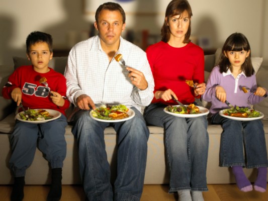 El 70% de los niños españoles come mientras ve la televisión