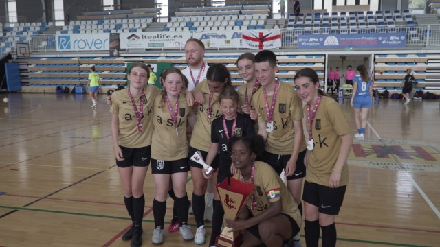 El Bloomsbury y el Entreculturas Montesión, cam-peones absolutos de la Costa Blanca Cup Futsal