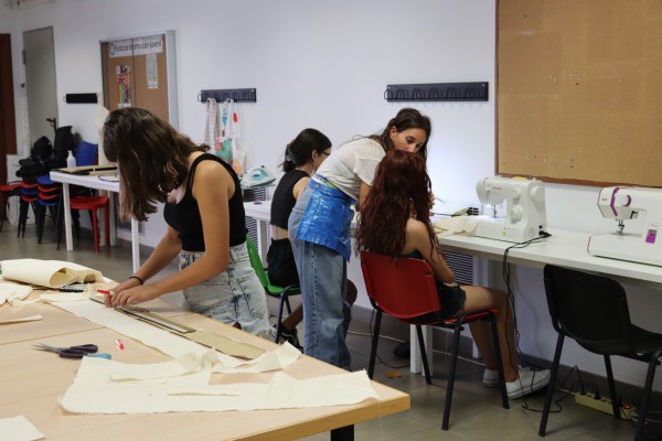 Neus Flores se entrega a la moda 'upcycling' para combatir los excesos de la industria textil