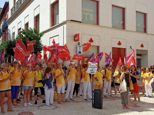 Trabajadoras de Limpiezas Córdoba protestan en Elche ante los impagos de la compañía