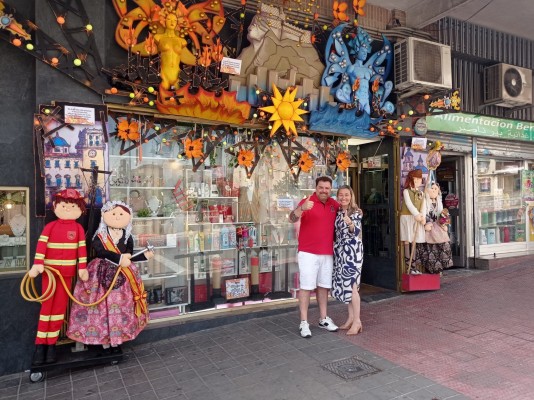 Alicante premia los escaparates de Fogueres de Autoservicio del Hogar y El Pinoser