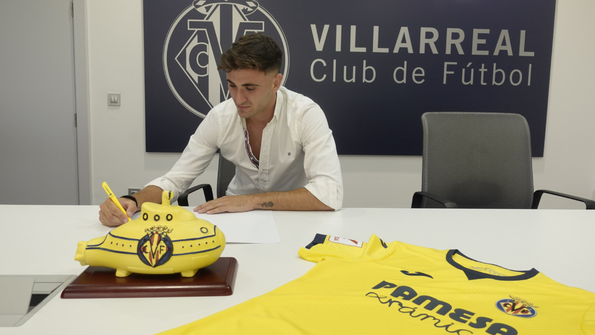 El delantero Álex Forés renueva con el Villarreal hasta 2026