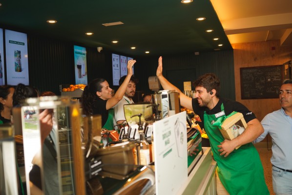 Starbucks inaugura su primera tienda en Benidorm y destinará la recaudación a AFA Marina Baixa
