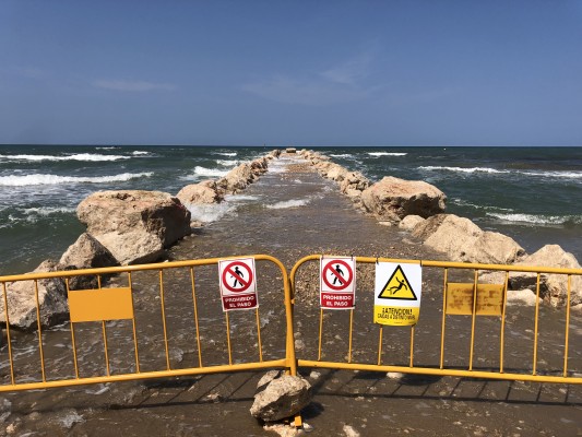 Costas ultima los espigones en Les Deveses de Dénia y abocará arena en septiembre para frenar la regresión

