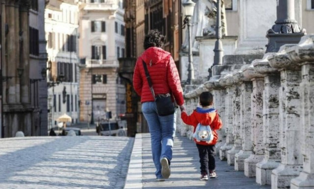 Díaz propone ayuda universal de 200 euros al mes por hijo y remunerar y ampliar el nuevo permiso parental
