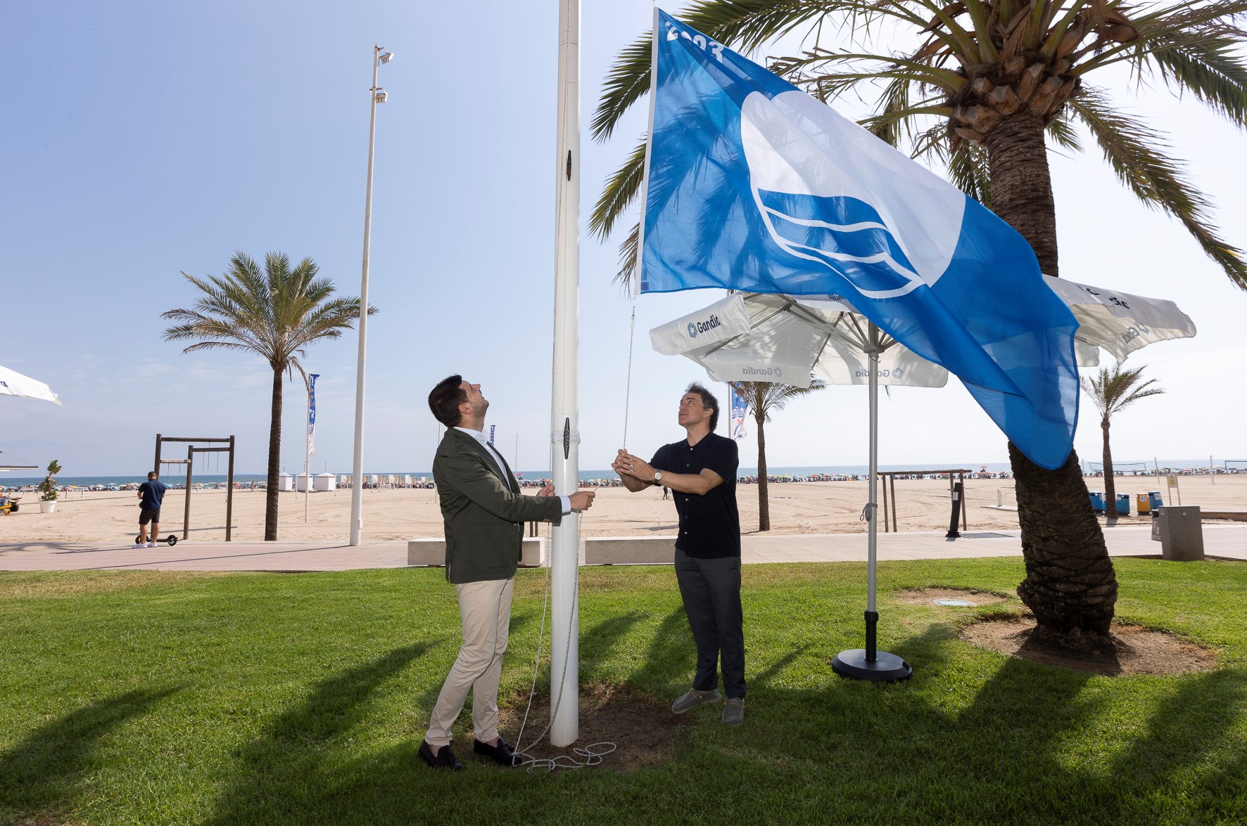 La playa de Gandia iza las diez banderas que reconocen su calidad medioambiental y de servicios