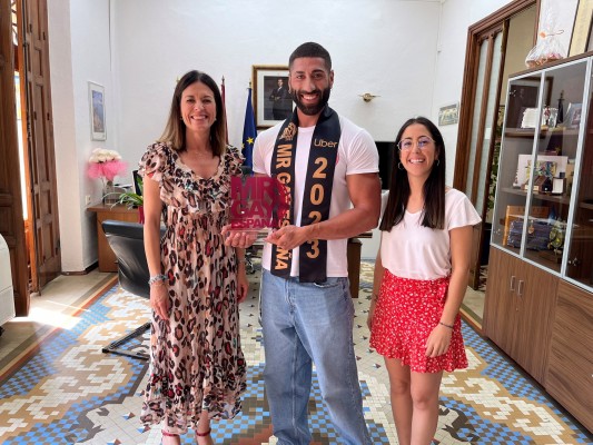Águilas recibe a Javier Yeste, Mr. Gay España, que se muestra orgulloso de dar visibilidad al colectivo