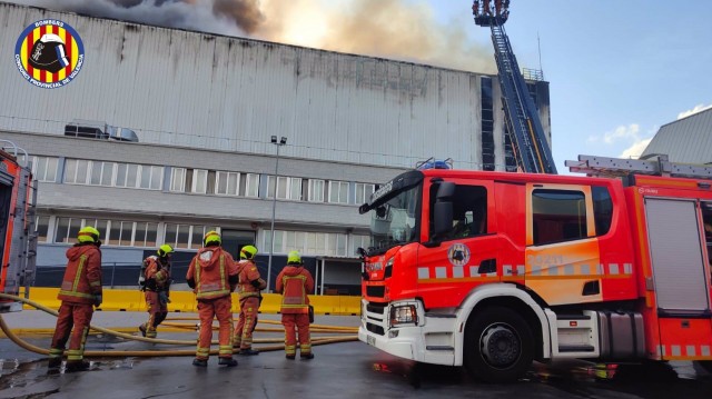 Declarado un incendio en una nave industrial de Mercadona en el polígono de Riba-roja