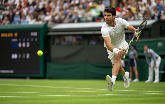 Alcaraz, con 10 de 10 triunfal en estrenos de Grand Slam, mejora a Djokovic y a Federer en sus inicios