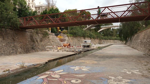 Aigües d’Elx prevé finalizar la próxima semana las obras en la ladera por las filtraciones de Salud Infantil