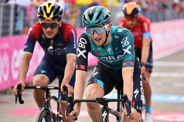 Hindley gana en Laruns y se enfunda el maillot amarillo