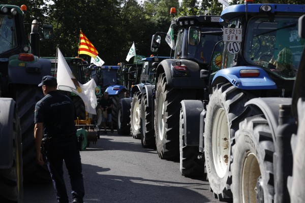 Agricultores inician una tractorada en Madrid para pedir medidas contra la 
