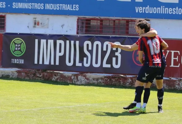 Los delanteros Luispa y  Pau Pérez y el medio Riquelme continúan en el Yeclano