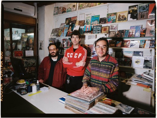 Discos Oldies pone música a la exposición de Alberto Feijóo
