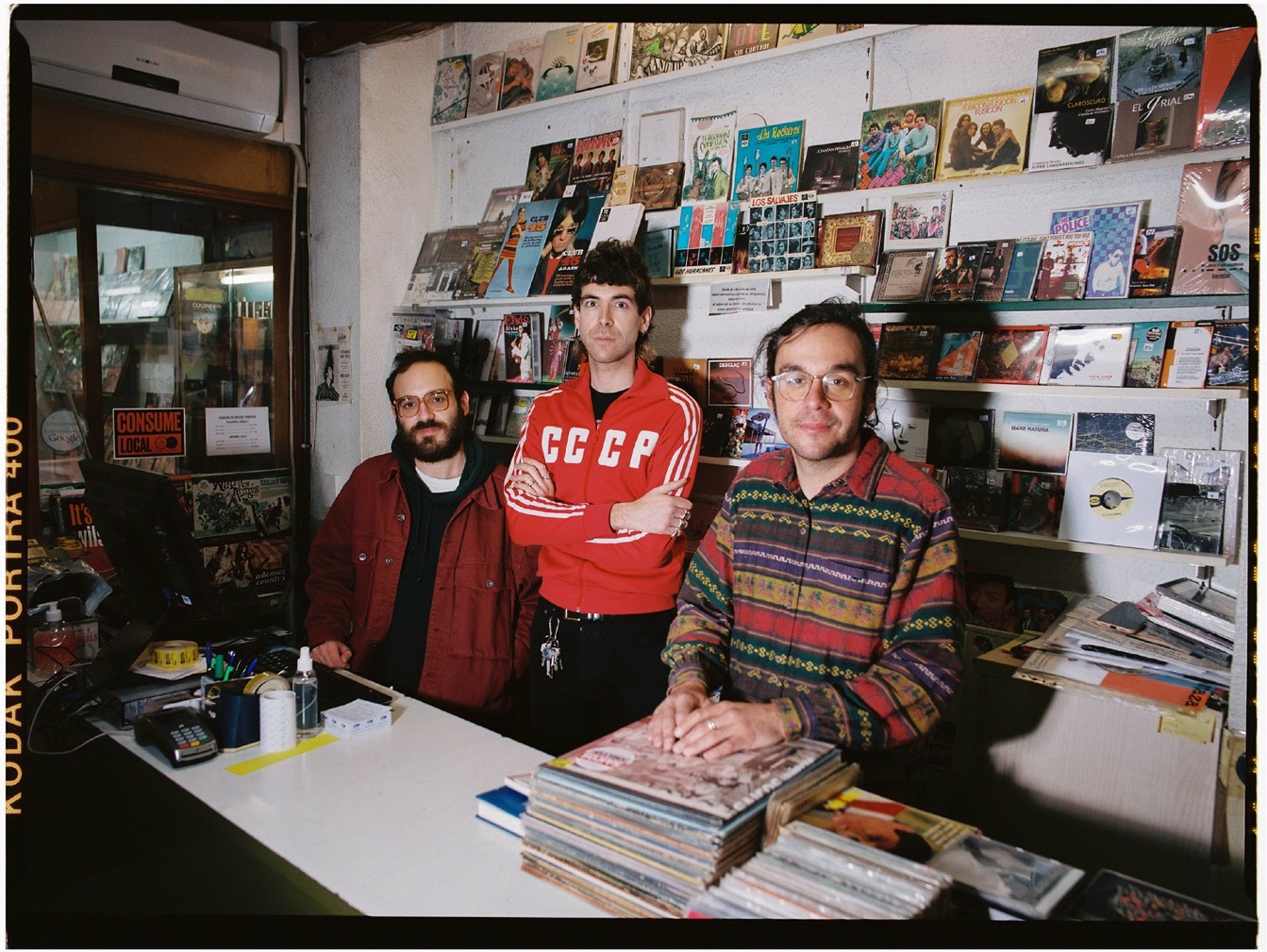 Discos Oldies pone música a la exposición de Alberto Feijóo