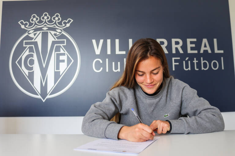 El Villarreal renueva a la defensa alicantina Nerea Pérez hasta 2024